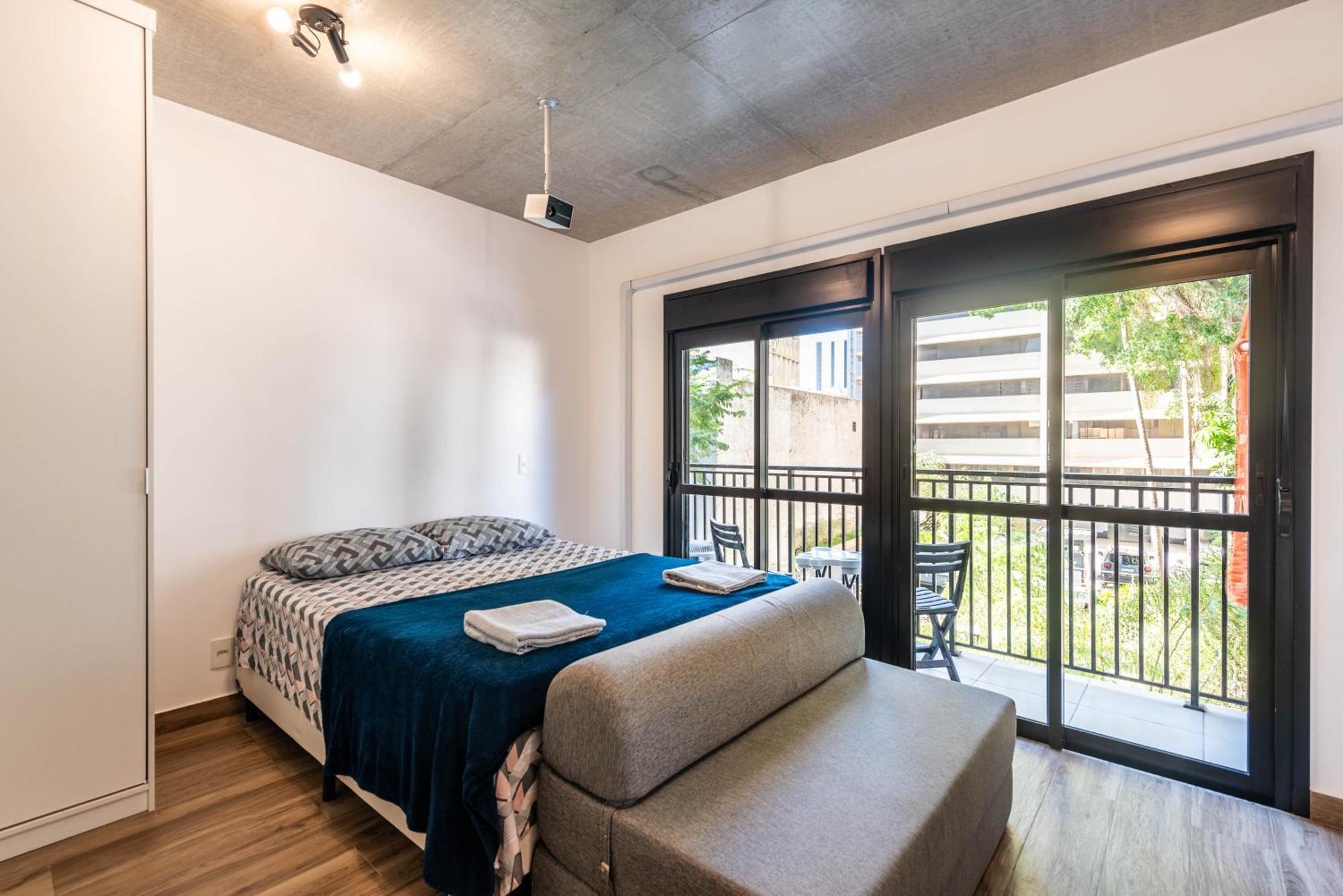 21 - Cozy New Studio, Movie Screen Apartment